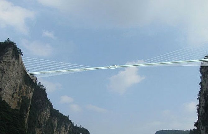  Grade most od stakla iznad provalije duboke 400 metara!?