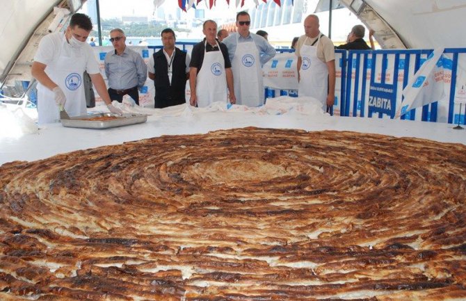 Istanbul: Zeničke kuvarice napravile najveći bosanski burek na svijetu 