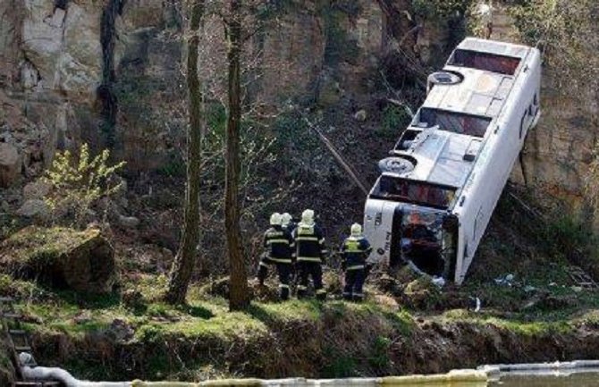 Indija: Autobus sletio u klisuru, najmanje 25 stradalih