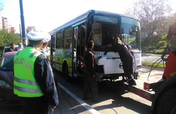 Autobus udario u banderu, 8 povrijeđenih