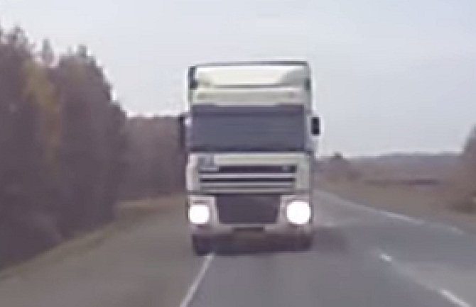 KAKVA BUDALA MORAŠ DA BUDEŠ?! Da probaš ovako nešto u saobraćaju? (VIDEO)