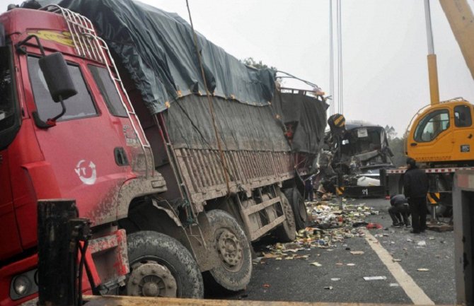 Kamion udario u autobus sa djecom