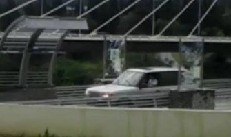 Džipom preko pješačkog mosta