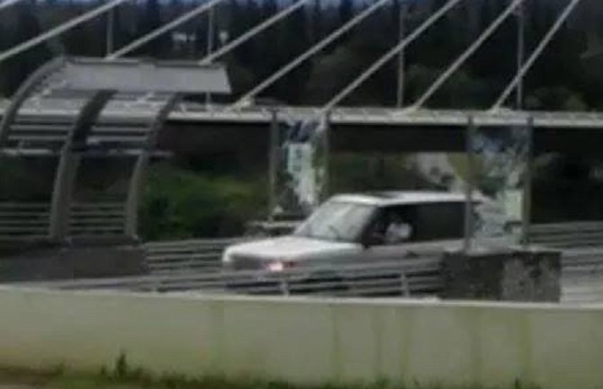 Džipom preko pješačkog mosta