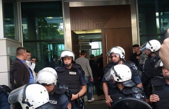 Radnici Metalca: Nigdje ne mrdamo, ovdje smo dok nam ne ispune zahtjeve!