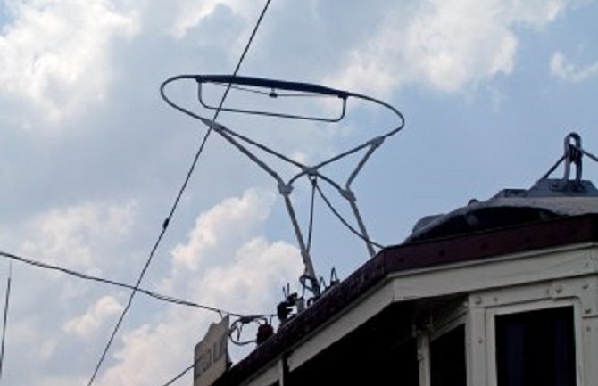 Kamenovan tramvaj pun putnika