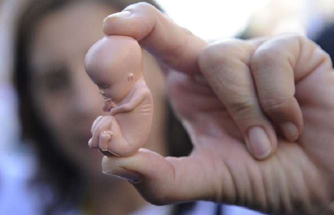 Abortiralo stotinu maloljetnica