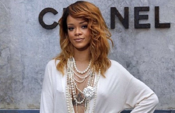 Rijani asistentkinja čisti seksi igračke