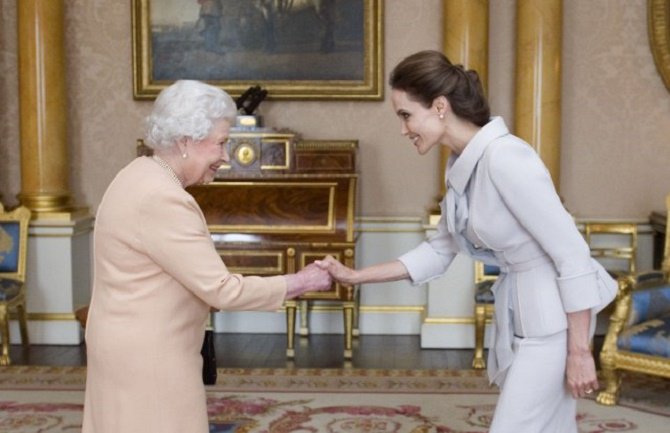 Kraljica odlikovala Anđelinu Džoli