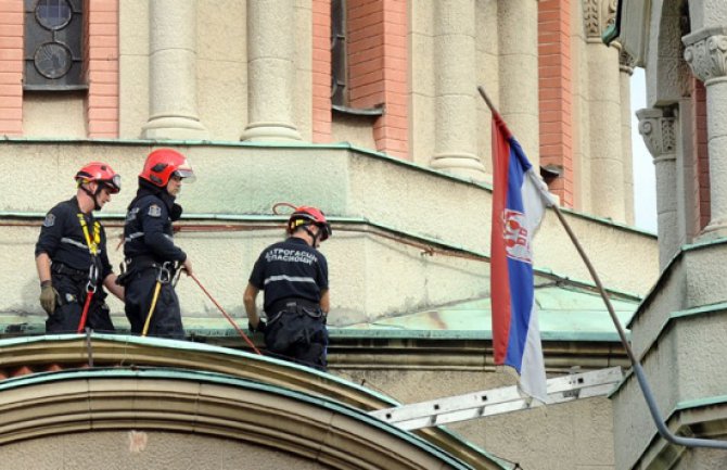 Prestupnik se popeo na vrh crkve i odatle pustio letilicu sa albanskom zastavom