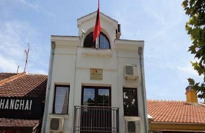 Polomljena stakla na Ambasadi Albanije u Podgorici