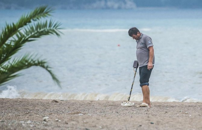 U pijesku budvanskih plaža traži novac i zlato