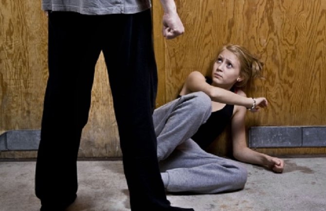 Silovao je očuh, a majka gledala