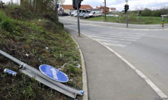 Za noć ukradeno 111 saobraćajnih znakova