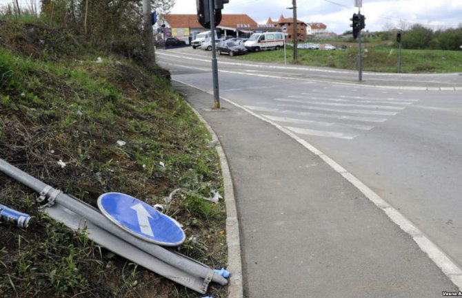 Za noć ukradeno 111 saobraćajnih znakova