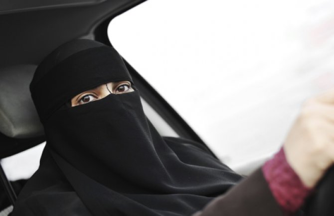 SA: Oštre kazne za građane koji podržavaju žene vozače