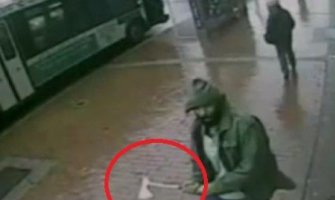 Sjekirom napao policajce