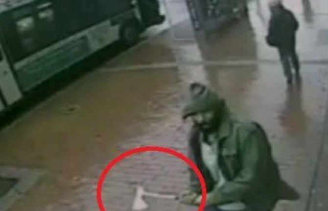 Sjekirom napao policajce