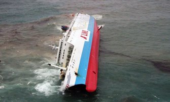 Najmanje 26 osoba, većinom djece poginulo nakon prevrtanja trajekta