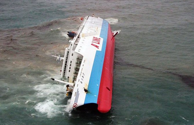 Najmanje 26 osoba, većinom djece poginulo nakon prevrtanja trajekta