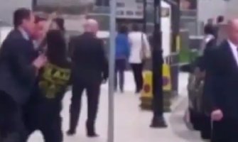  Gurnuo premijera Kamerona na ulici