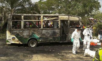 U sudaru školskog autobusa i cistijerne poginulo 16 učenika