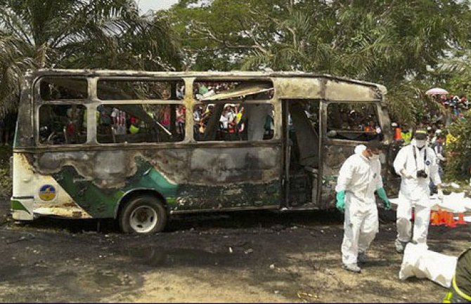 U sudaru školskog autobusa i cistijerne poginulo 16 učenika