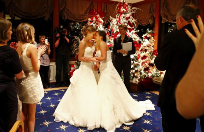 Prvo gej vjenčanje u Rusiji, iako je brak osoba istog pola zabranjen