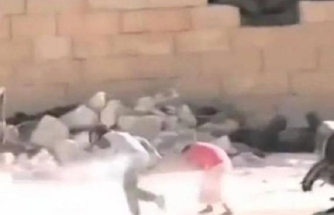 Dječak spasio djevojčicu od snajpera u Siriji?