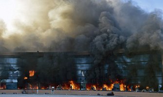  Demonstranti zapalili sjedište vladajuće stranke