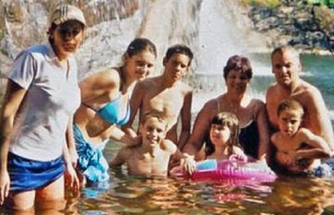 U jednom trenutku su bili srećna porodica na odmoru iz snova. U sledećem su bili u paklu