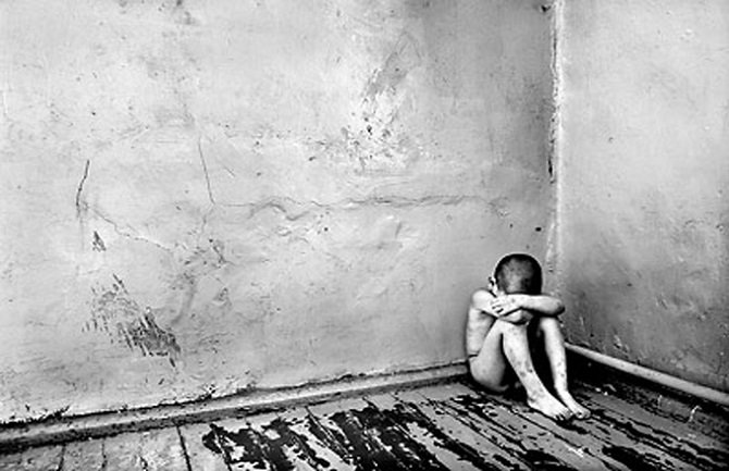 Žena nožem napala djecu, ubijen dječak