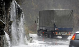 Vozači, oprez zbog klizavih puteva i odrona