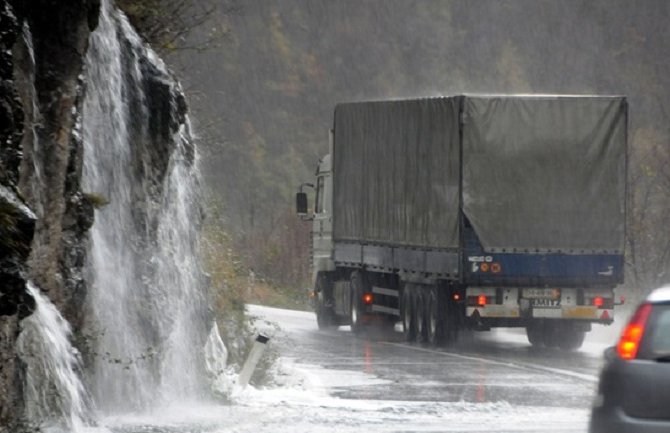 Vozači, oprez zbog klizavih puteva i odrona