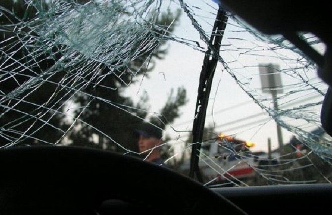 U saobraćajnoj nesreći na Zlatici poginula djevojka