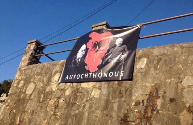 Zastava Velike Albanije u Tuzima