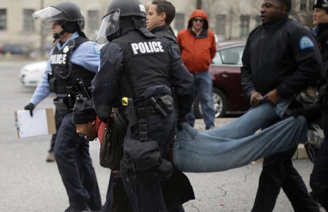 Crni mladić pronađen mrtav