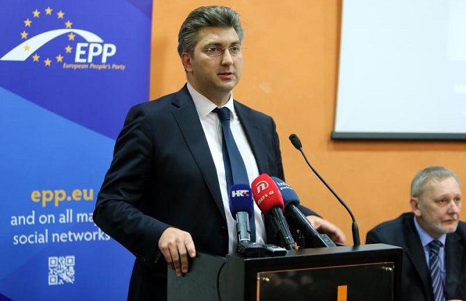 Hag da preispita puštanje Šešelja