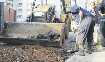 Greškom bagera raskopali ulicu