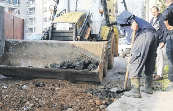 Greškom bagera raskopali ulicu