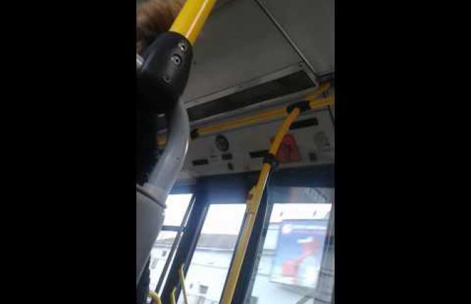  Smijeh u autobusu: Putnik kao pop propovjedao kontroloru! (VIDEO) 