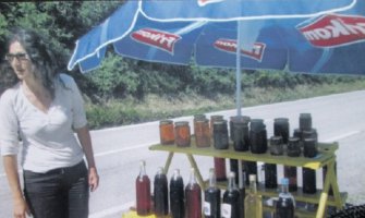 Preduzetnica iz Mojkovca pravi suvenire, ali i vino od borovnice