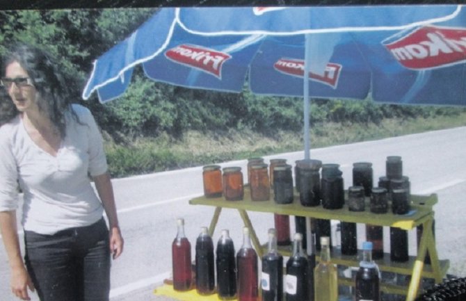 Preduzetnica iz Mojkovca pravi suvenire, ali i vino od borovnice