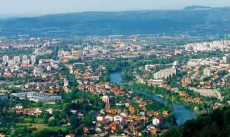 Banjaluka: Nožem izbola majku, pa sebe  