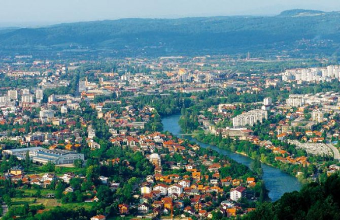 Banjaluka: Nožem izbola majku, pa sebe  