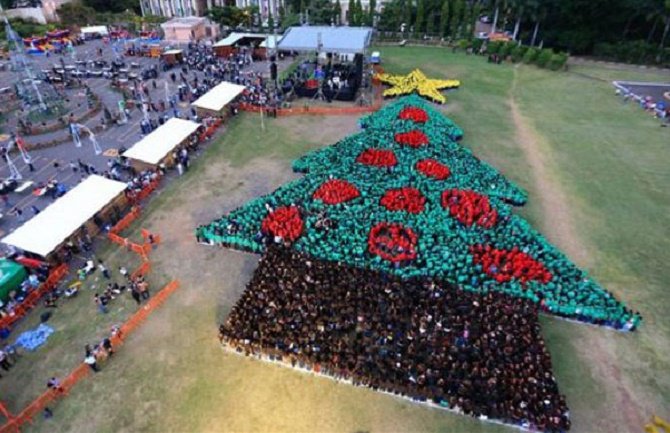 TEGUCIGALPA: Ovako izgleda jelka napravljena od 2.945 ljudi (VIDEO)