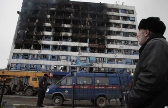 Poginulo  deset a povrijeđeno 28 policajaca u borbam sa ekstremistima