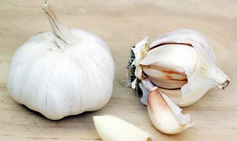 Oljuštite bijeli luk bez mirisa na rukama