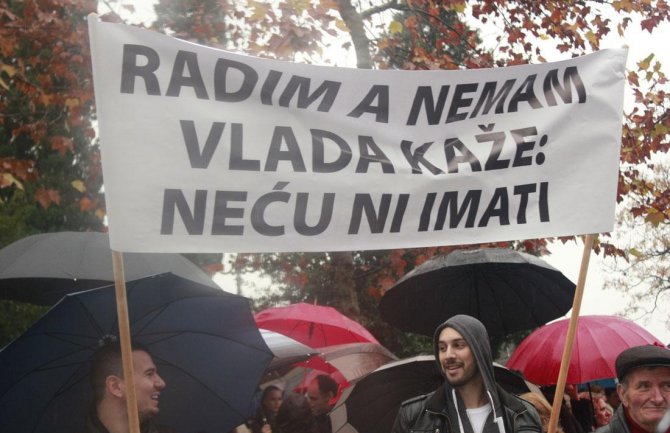 Protest sinikata: Naši novčanici su prazni, tražimo povećanje zarada