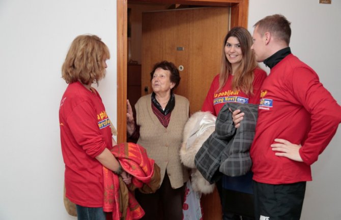 Mladi DPS-a Herceg Novi pomagali starima